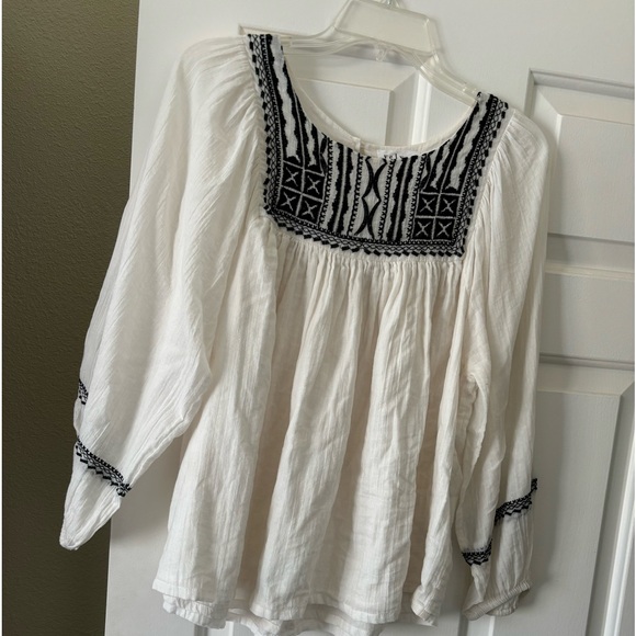 EUC❤️🔥SALE❤️🔥Velvet by Graham and Spencer embroidered cotton gauze top - Picture 2 of 8